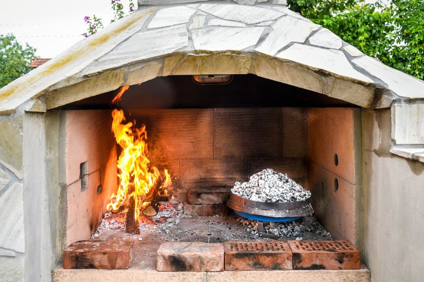Großer Natursteingrill mit Schamottsteinen